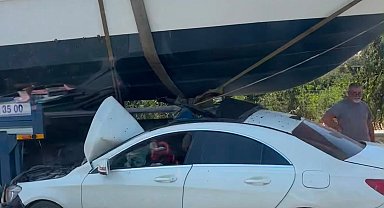 İzmir'de ilginç kaza: Otomobil tekneyle çarpıştı