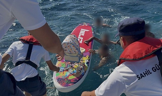 İzmir'de kürek sörfü yaparken denizde sürüklenen 5 kişi kurtarıldı