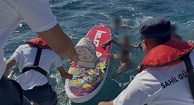 İzmir'de kürek sörfü yaparken denizde sürüklenen 5 kişi kurtarıldı
