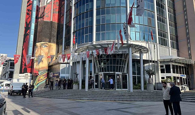 İzmit Belediyesi'ne yönelik "yolsuzluk" soruşturmasında belediye başkanı ve 30 şüphelinin ifadelerine başlandı