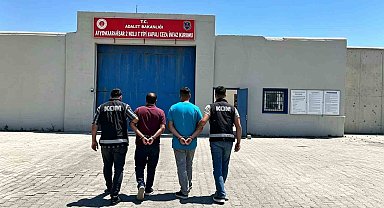 Kaçakçılık suçundan aranan 2 şahsı polis yakaladı