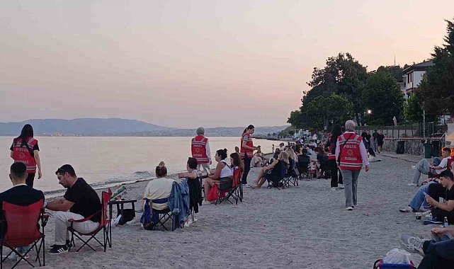 Kadın polislerden huzur mesaisi: Sahilde broşür dağıttılar