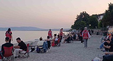 Kadın polislerden huzur mesaisi: Sahilde broşür dağıttılar