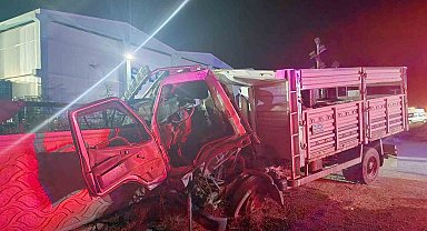 Kamyon önce traktöre sonra duvara çarptı: 1 ölü, 3 yaralı