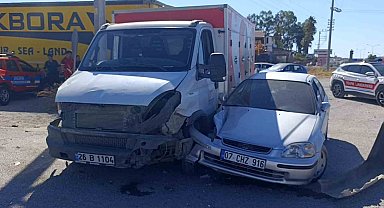 Kamyonet ile otomobilin çarpışma anı kamerada: 2 yaralı