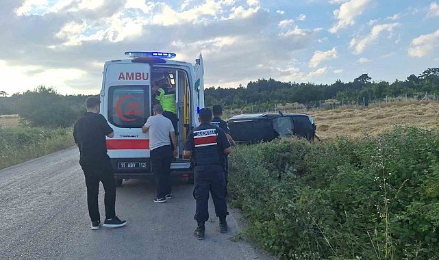 Kamyonet tarlaya devrildi: 1 yaralı