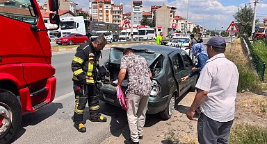 Kamyonun çarptığı otomobildeki 2 çocuk yaralandı
