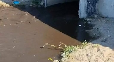 Kanalizasyon suyu sahilde vatandaşların üzerine aktı