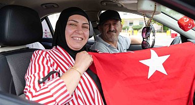 Kapıkule'den yurda giriş yapan gurbetçiler: "Bayrağı görünce bütün yorgunluğumuz geçiyor"