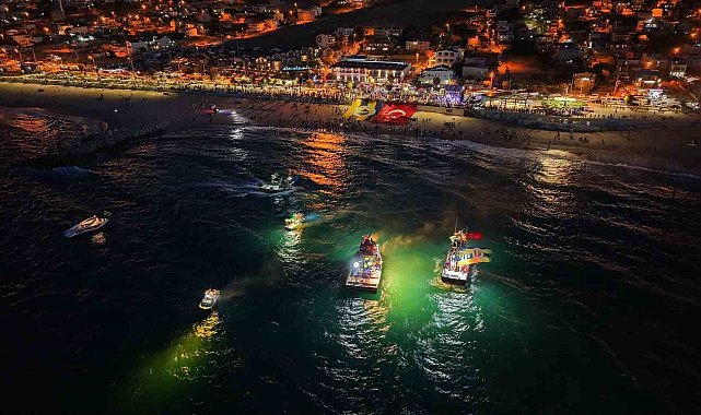 Karaburun sahili sarı-lacivert renklere büründü