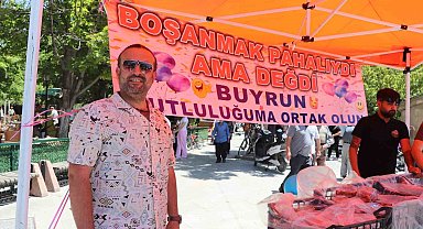 Karaman'da 11 yıllık evliliği sona eren gurbetçi, lokma dağıtarak boşanmasını kutladı