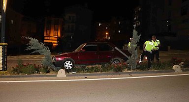 Karaman'da otomobil refüje çıktı: 1 yaralı