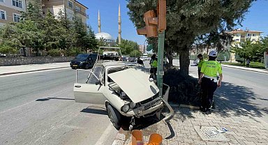 Karaman'da otomobil trafik lambasına çarptı: 1 yaralı