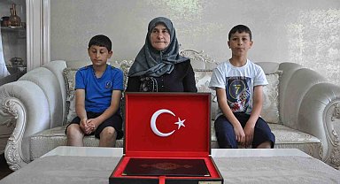 Kars'ta duygulandıran bayrak sevgisi: Aynı aileden iki kuşak, 7 yıl arayla valilik önünde Türk bayrağını öptü