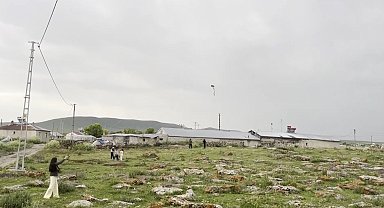 Kars'ta köy çocuklarının uçurtma sevinci