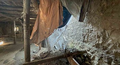 Kars'ta sağanak yağış ahırı çökertti