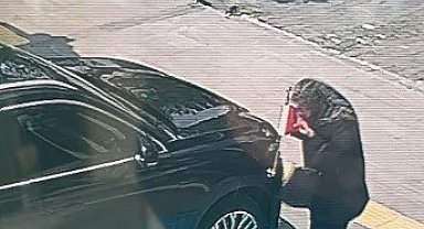 Kars'ta yaşlı kadın makam aracındaki Türk bayrağını öptü
