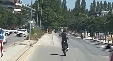Kasksız ve plakasız şekilde önce tek teker üzerinde ilerledi, sonra kırımızı ışıkta geçti