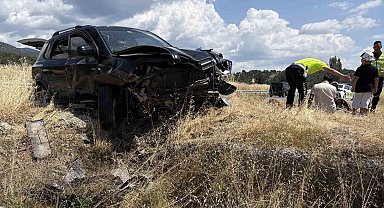 Kastamonu'da cip refüje çarptı: 5 yaralı