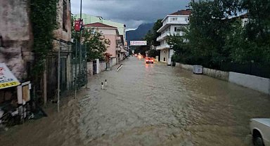 Kastamonu'yu sel vurdu: İş yerleri, evler ve araçlar su altında kaldı