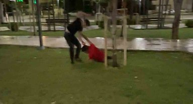 Kavga ettiği arkadaşını defalarca yumrukladı: O anlar kamerada