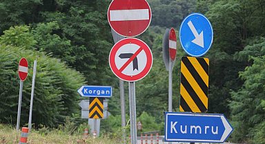 Kavşaktaki 29 tabela sürücülerin kafasını karıştırıyor
