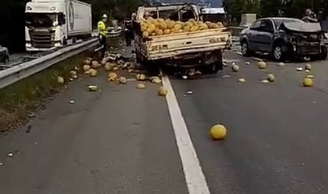 Kavun yüklü kamyonet ile otomobil çarpıştı: 3 yaralı