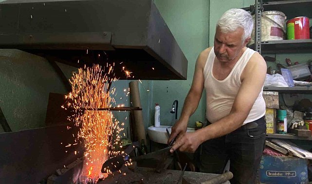Kavuran sıcaklarda, 60 derecelik atölyede üretimden vazgeçmiyor