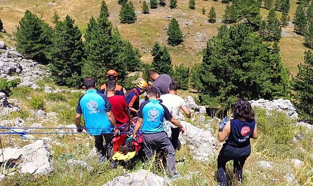 Kayalıklardan düşen şahıs ambulans helikopterle hastaneye sevk edildi