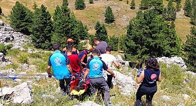 Kayalıklardan düşen şahıs ambulans helikopterle hastaneye sevk edildi