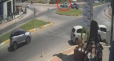 Kaza yapan motosiklet sürücüsü sinirini otomobilin camından çıkardı