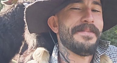 Keçileriyle sevgi dolu anları yürekleri ısıttı