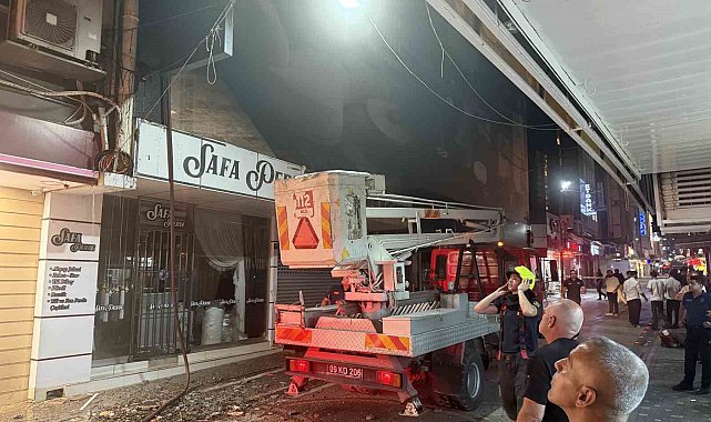 Kedi kurtarmaya gelen itfaiye erleri AVM'de çıkan yangını büyümeden söndürdü