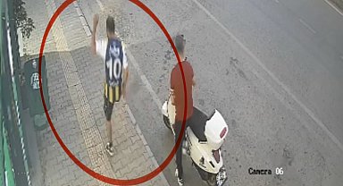 Kediye tekme atan şahıs kamerada