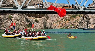 Kemaliye'de su sporları tutkunları Fırat'ta buluştu