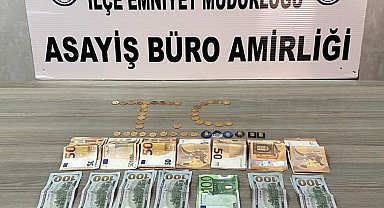 Kendisini komiser olarak tanıtıp altın ve dövizleri almaya geldi, suçüstü yakalandı