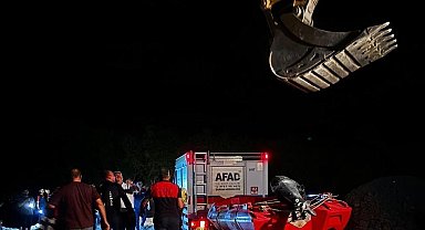 Kezer Çayı'nda mahsur kalan genç, kepçeyle kurtarıldı