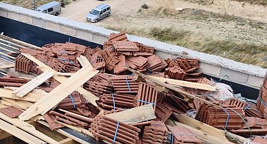 Kiremitlerin altında kalan 2 işçi yaralandı