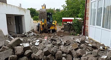 Kırıkkale'de fırtına cami minaresini yıktı