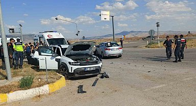 Kırıkkale'de iki otomobil çarpıştı: 6 yaralı