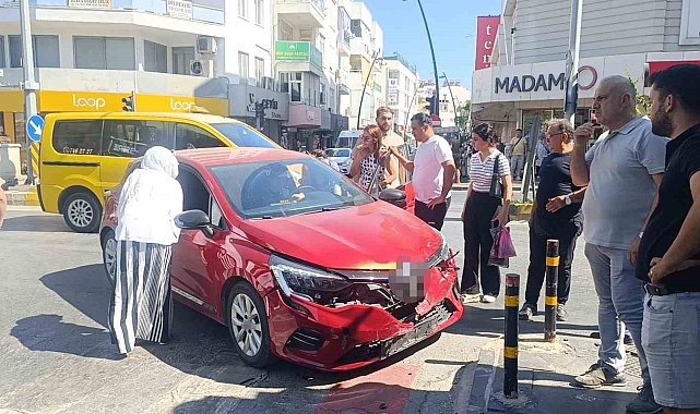 Kırmızı ışık ihlali yapan otomobil kamyonetle çarpıştı