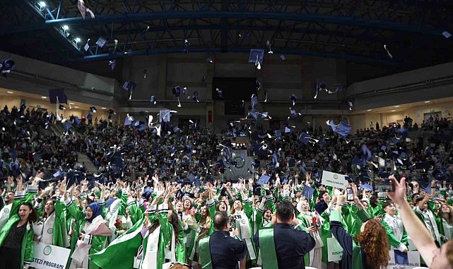 Kocaeli Sağlık ve Teknoloji Üniversitesi mezunlarını uğurladı