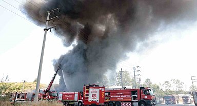 Kocaeli'de boya fabrikası alevlere teslim oldu