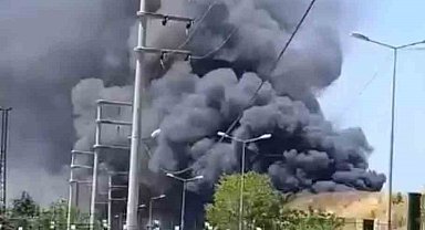 Kocaeli'de iş yerinde çıkan yangına müdahale ediliyor
