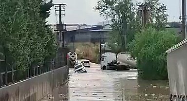 Kocaeli'yi sağanak vurdu: Araçlar mahsur kaldı