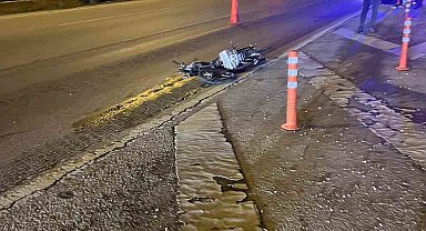 Kontrolden çıkan motosiklet tırın altına girdi, sürücü hayatını kaybetti