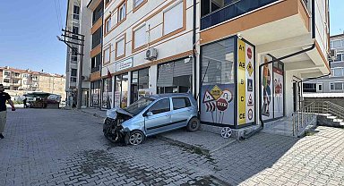 Kontrolden çıkan otomobil araçlara ve iş yerine zarar verdi