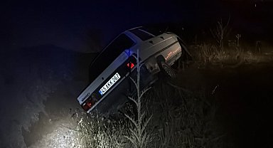 Kontrolden çıkan otomobil araziye savruldu