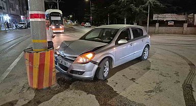 Kontrolden çıkan otomobil tramvay hattının direğine çarptı: 1 yaralı