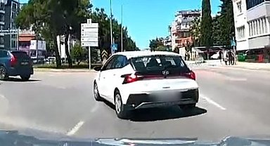 Kontrolsüz şerit değiştiren sürücü kazaya davetiye çıkardı